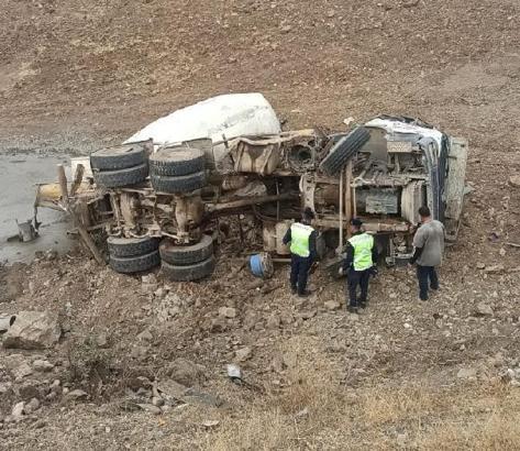 Adıyaman’da şarampole devrilen beton mikserinin sürücüsü öldü