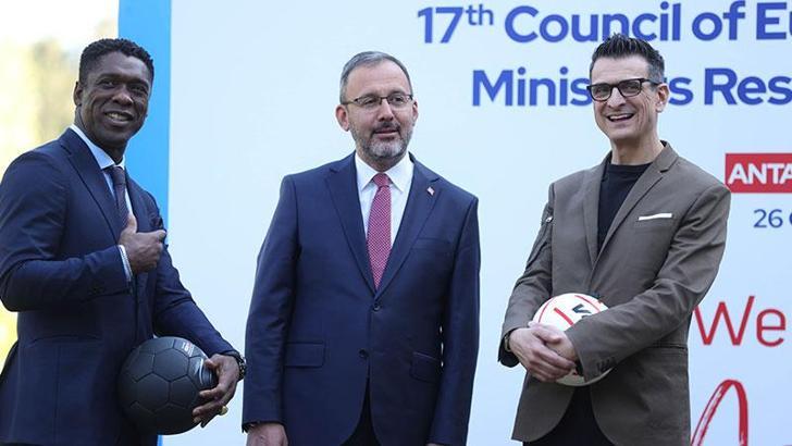 Bakan Kasapoğlu, Hollandalı eski futbolcu Seedorf ile bir araya geldi