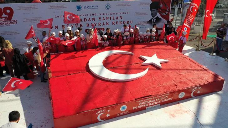 Tuzla'da pastadan yapılan 24 metrekarelik bayrak Guinness rekorlar kitabına girdi
