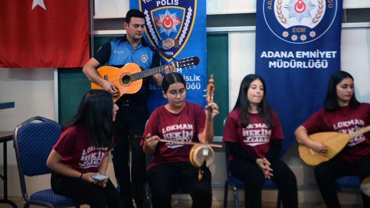 Polisler, eğitimine destek verdikleri öğrencilerle enstrüman çalıp, şarkı söyledi