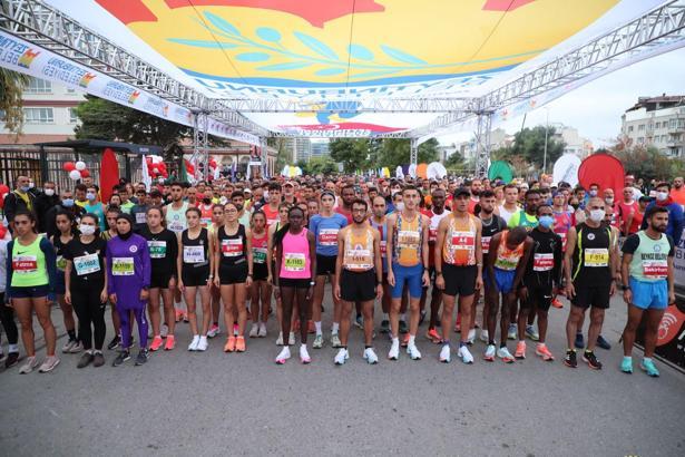 Zeytinburnu'nda 1242 sporcu Cumhuriyet için koşacak