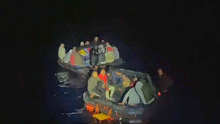 İzmir'de 73 kaçak göçmen ile 1 Türk vatandaşını Sahil Güvenlik kurtardı