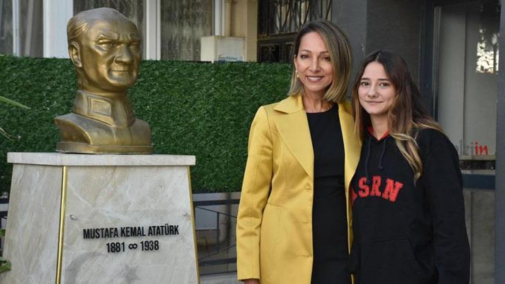 Olcay öğretmen, depremde kendisi gibi evleri yıkılan Ebru’nun eğitim masraflarını üstlendi