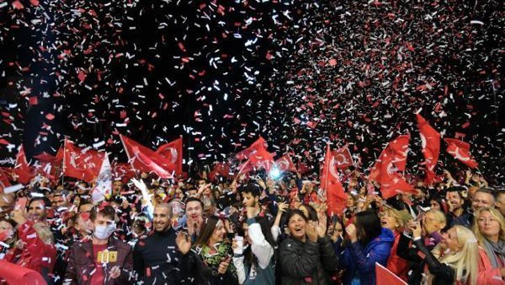 Cumhuriyet’in 99. yılı Büyükçekmece’de Deniz Seki konseri ile kutlandı