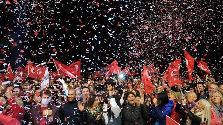 Cumhuriyet’in 99. yılı Büyükçekmece’de Deniz Seki konseri ile kutlandı
