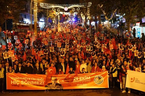 Kartal'da Cumhuriyet'in 99. yılı kutlamalarında Oğuzhan Koç sahne aldı