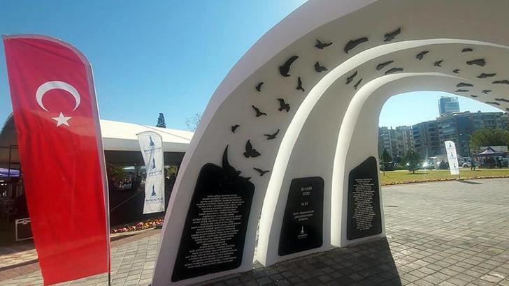 İzmir'de depremin 2'nci yıl dönümünde, hayatını kaybedenler anıldı