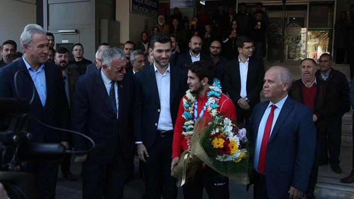 Dünya 2’ncisi güreşçi Ahmet Duman'a coşkulu karşılama