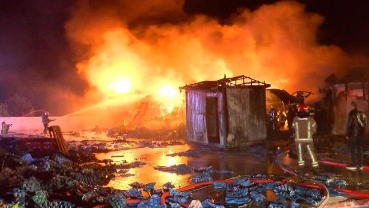 Bursa'da soğuk hava deposunda yangın; 3 işçi dumandan etkilendi (2)- Yeniden