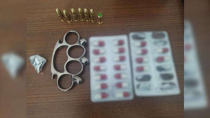 Okul önünde uyuşturucu maddeler ve muşta ile yakalandı