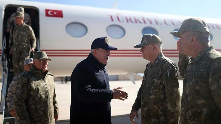 Bakan Akar ve kuvvet komutanları sınır hattında