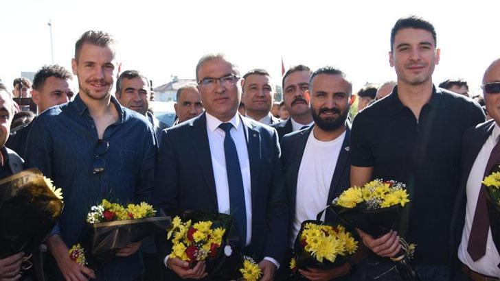 Kayserisporlu futbolcular Kolovetsios ve Cenk Gönen öğrencilerle buluştu