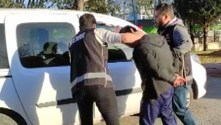 Oto yıkamacıda 44 ruhsatsız silah ele geçirildi, iş yeri sahibi tutuklandı