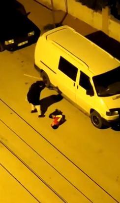 Annenin çocuğunu sokakta sopayla dövmesi kamerada