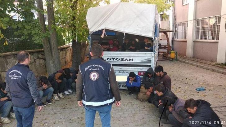 Kamyonet kasasından 36 kaçak göçmen çıktı; 4 organizatöre gözaltı