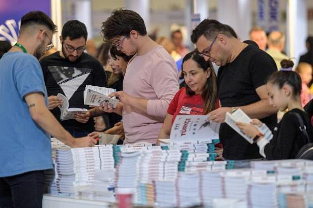 Kitapseverlerden hafta sonu İZKİTAP’a yoğun ilgi