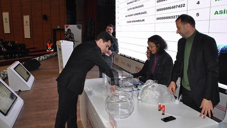 Kars’ta, 'İlk Evim, İlk İş Yerim' projesinde bin sosyal konut için kura çekildi