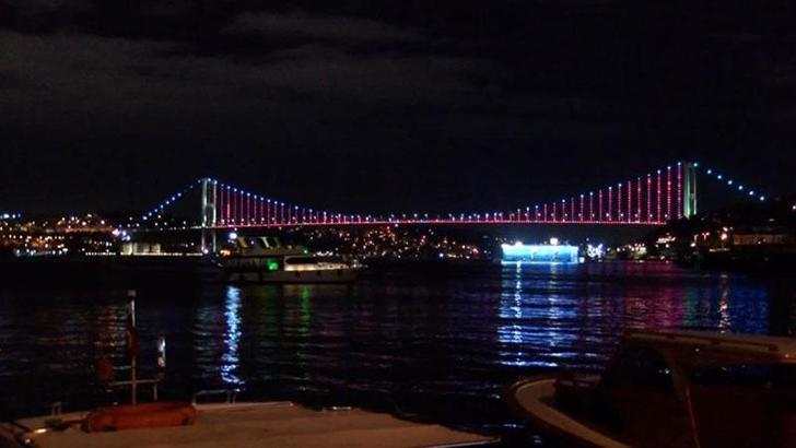İstanbul'un köprüleri Azerbaycan bayrağının renkleri ile aydınlatıldı