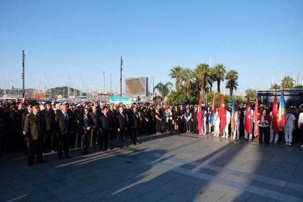 Bodrum'da Ata'sını andı, ilçede hayat 2 dakikalığına durdu