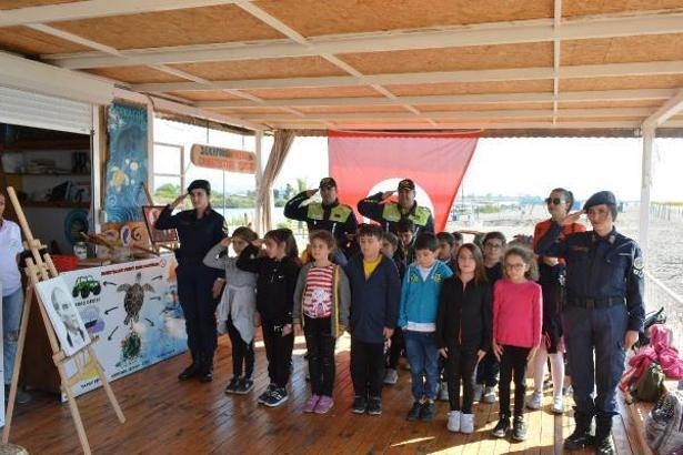 Öğrenciler Atatürk için denize çiçek bıraktı