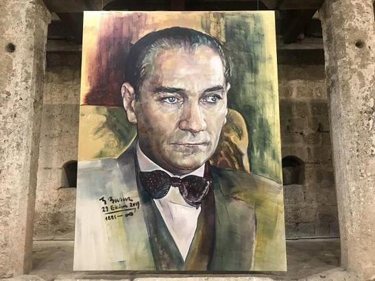 Büyükçekmece'de 10 Kasım'a özel 'dev portreler' sergisi açıldı