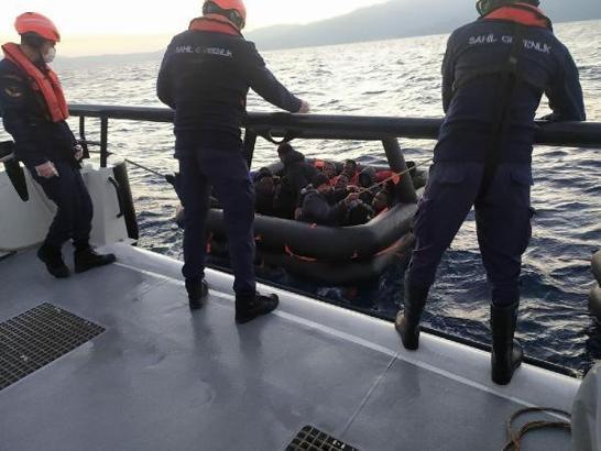 Kuşadası'nda 35 kaçak göçmen kurtarıldı
