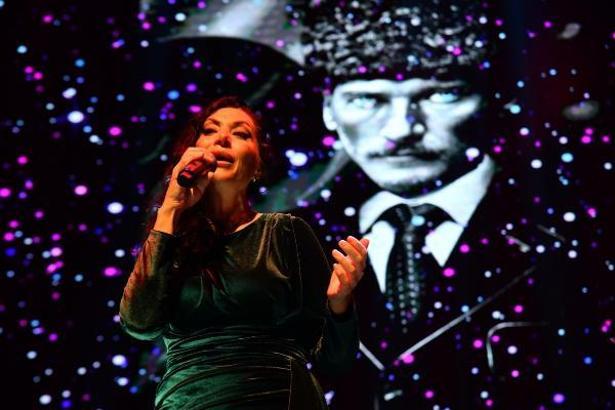 Balıkesir'de Atatürk'ün en sevdiği şarkılar hep bir ağızdan söylendi