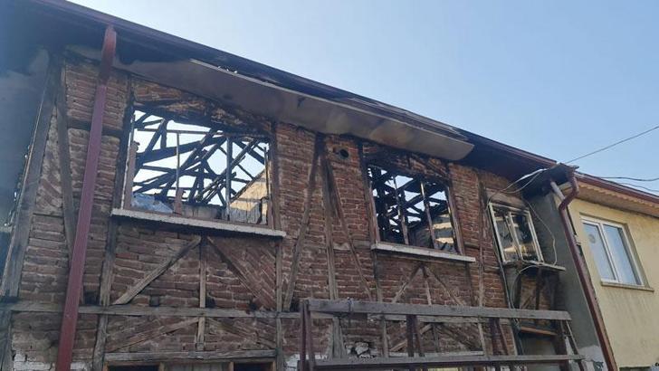 Sakarya'da 2 katlı evde yangın; 1'i çocuk, 2 ölü, 3 yaralı