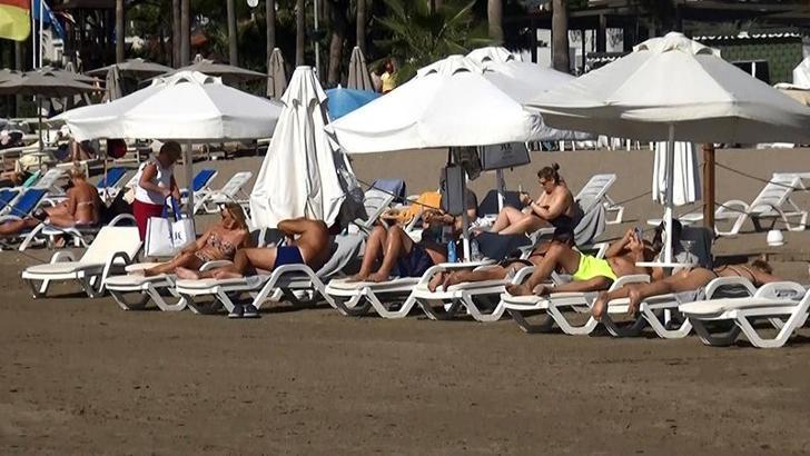 Antalya'da turistler kasım ayının ortasında denize giriyor