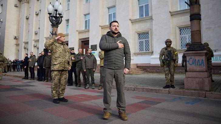Zelenski, Herson’da bayrak törenine katıldı