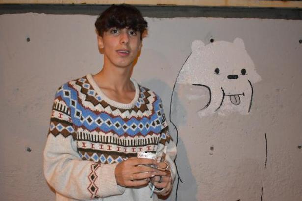 Güzel sanatlar lisesi öğrencisi, duvarlar çizimleriyle aile ekonomisine katkı sağlıyor