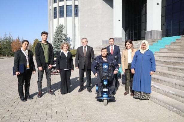 ERÜ Edebiyat Fakültesi öğrencisine akülü engelli aracı desteği