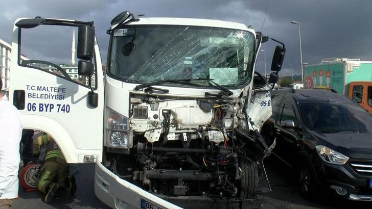 Maltepe'de çöp kamyonları kaza yaptı