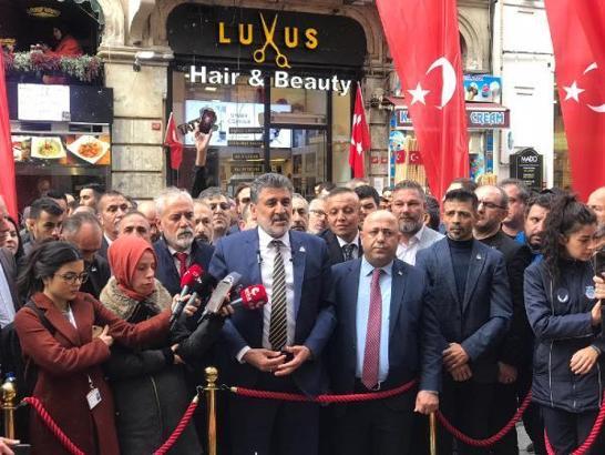 Milli Yol Partisi Genel Başkanı Çayır, Taksim'de patlamanın olduğu yere karanfil bıraktı