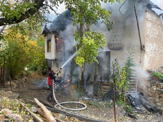 Elazığ'da 2 katlı evde yangın; 1 yaralı