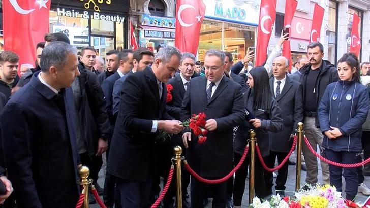 Milli Eğitim Bakanı Özer, terör saldırısının olduğu noktaya karanfil bıraktı