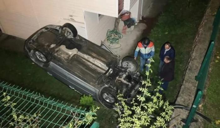 Otomobil, site bahçesinde düştü; anne ile 2 çocuğu yaralı