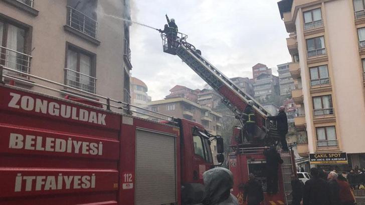 Zonguldak'ta ev yangını; 15 öğrenci dumandan etkilendi