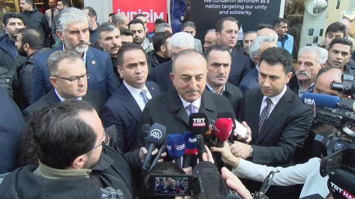 Bakan Çavuşoğlu İstiklal Caddesi’nde açıklama yaptı