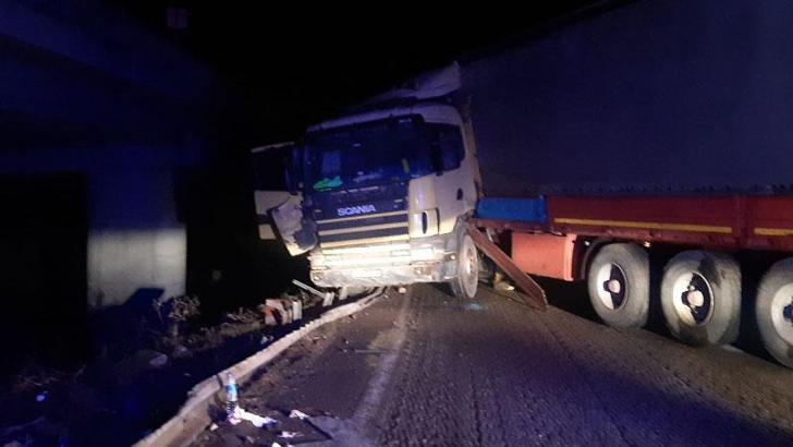 Manisa'da bariyere çarpan TIR zincirleme kazaya neden oldu: 3 yaralı