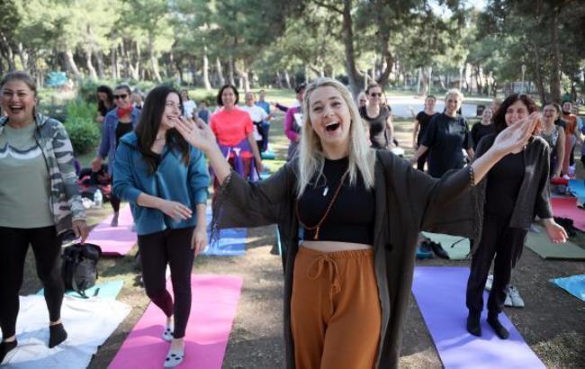 Kadınlar, ‘kahkaha yogası’ ile enerji depoladı