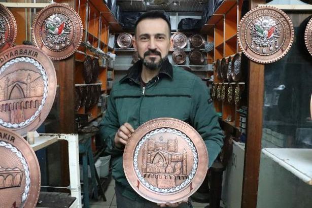25 yıllık bakır ustası, Diyarbakır'ın 9 sembolünü tek levhaya işledi