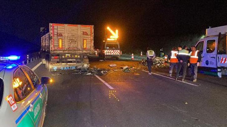 TIR’a çarpan otomobildeki aynı aileden 3 kişi hayatını kaybetti