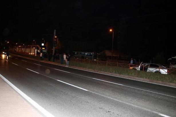 Otomobil tramvay yoluna girdi, kaza yapan sürücü plakaları söküp kaçtı