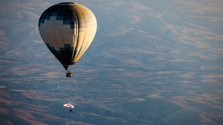 Valentin Delluc, Kapadokya'da 2 bin 600 metre yükseklikten atlayarak bir ilki gerçekleştirdi