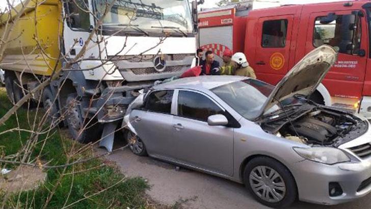 Freni boşalan kamyon kırmızı ışıkta bekleyen otomobile çarptı: 4 yaralı