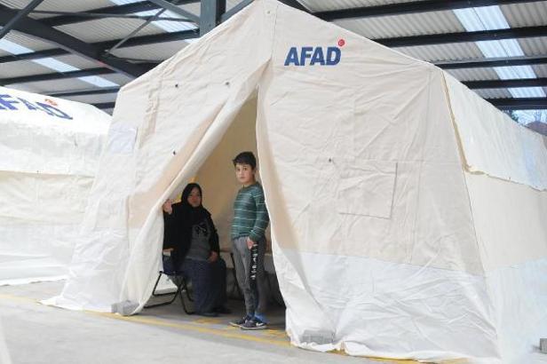 Düzce'de depremde evleri hasar görenler, yeni güne çadırlarda uyandı