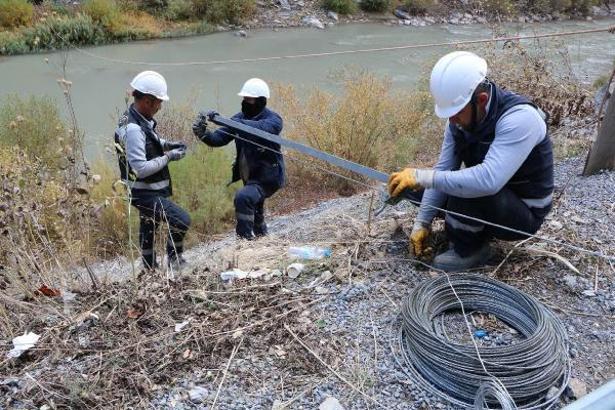 Zap Vadisi'ndeki elektrik arızasına ilkel teleferikle müdahale