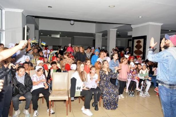 Ukraynalı ve Suriyeli çocuklar, barış için Türkçe şarkı söyledi