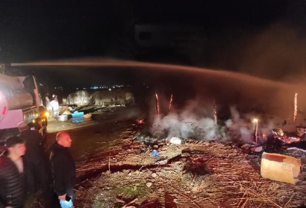 Silvan’da göçer çadırı yandı: 55 koyun öldü